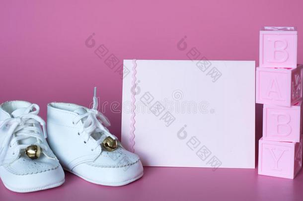 粉红色的婴儿女儿婴儿阵雨或出生通告卡片和酿造