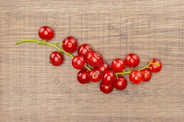 新鲜的生的<strong>红</strong>色的小葡萄干浆果向棕色的木材
