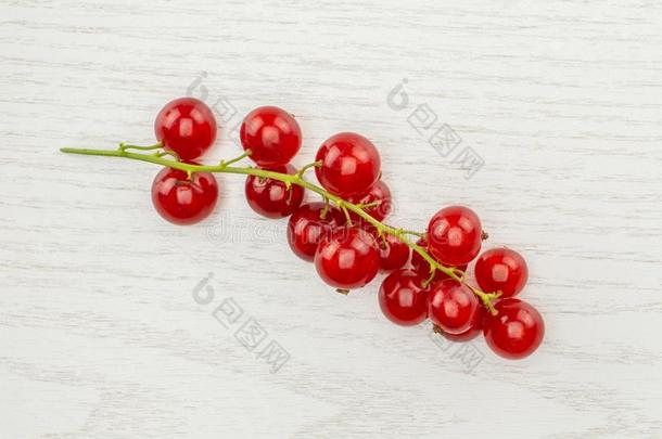 新鲜的生的红色的小葡萄干浆果向灰色的木材