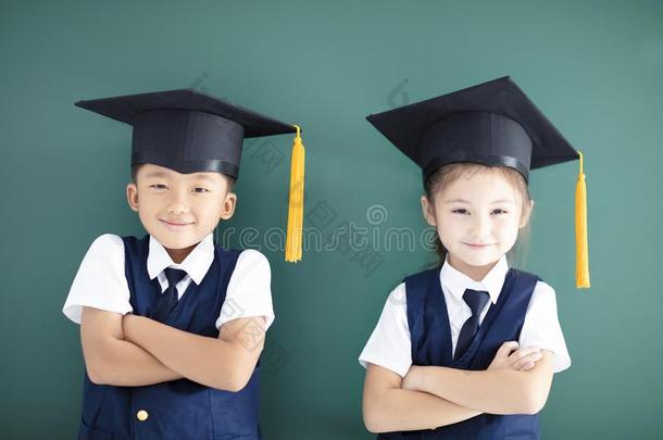 男孩和女孩采用毕业盖st和在之前黑板