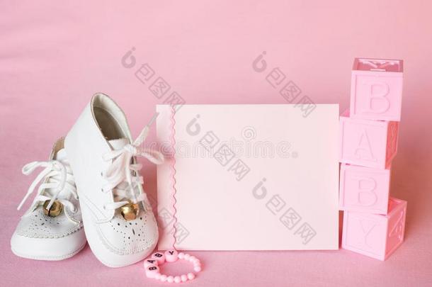 漂亮的粉红色的婴儿女孩阵雨招待卡片或出生公告