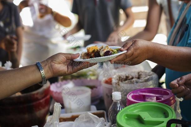 食物捐赠向帮助人采用饿宽慰