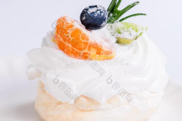 促进食欲的甜的餐后甜食.白色的装玻璃纸杯蛋糕和乳霜,桔子