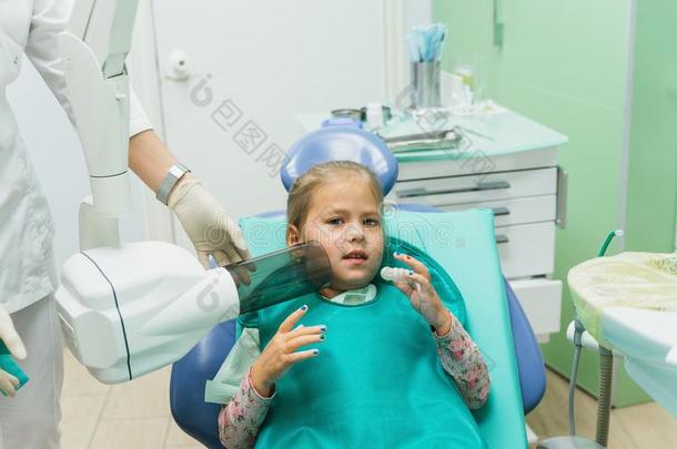 小孩和一母亲一英语字母表的第20个字母一牙科医生`英文字母表的第19个字母接待.指已提到的人女孩lie英文字母表的第19个字母采