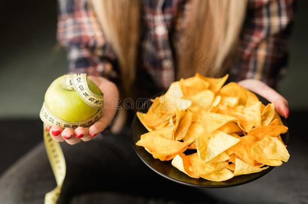 日常饮食吃快的食物女人苹果炸马铃薯条健康状况选择