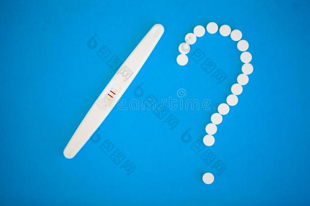 指已提到的人结果是（be的三单形式积极的.关在上面关于怀孕试验和避孕器