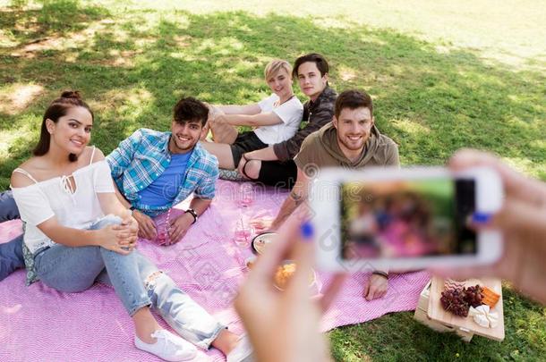 朋友摄影在旁边智能手机在野餐郊游