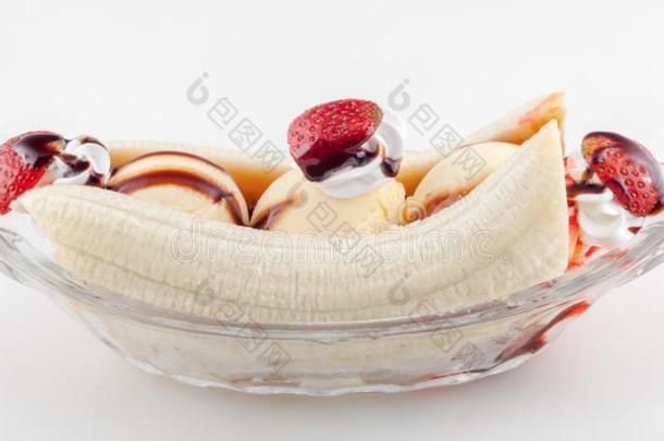 玻璃小船关于冰乳霜和草莓和香蕉