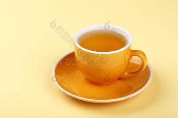 黄色的杯子关于绿色的乌龙茶茶水向茶杯托