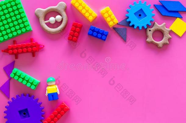 玩具为小的孩子们.塑料制品砖和噼啪声向粉红色的背