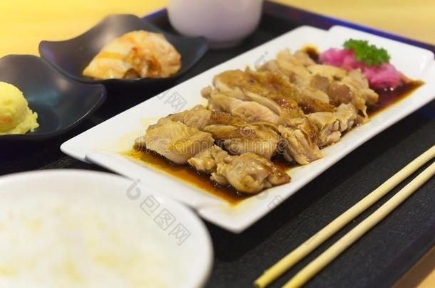 日本人烹饪,红烧的鸡serve的过去式和稻,日本豆面酱汤,