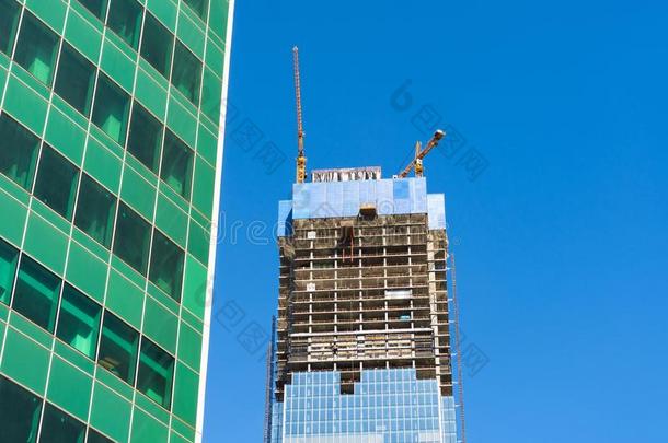 建筑物吊车向建筑物摩天大楼寓所房屋,向一