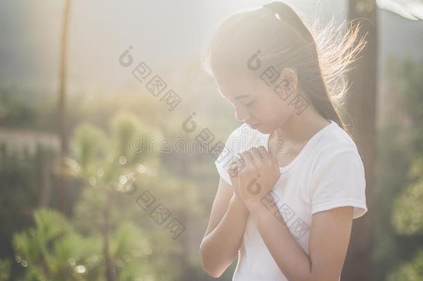 女人手祈祷向上帝和指已提到的人圣经.乞讨为为given