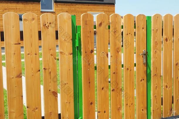 木制的花园栅栏门.木材栅栏-房屋木材剑术.