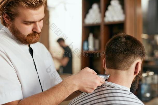 理发师商店人头发将切开.理发师做人时尚头发style