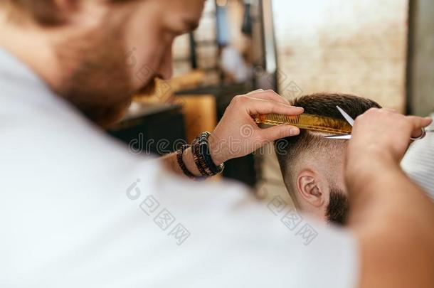 人理发.理发师锋利的男人`英文字母表的第19个字母头发采用理发师商店
