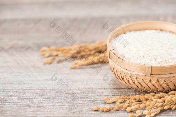 关在上面生的稻和未碾磨稻采用传统<strong>竹子</strong>篮