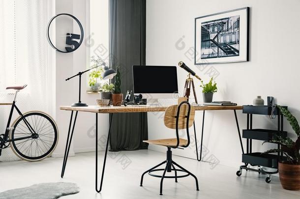 木制的椅子在书桌和书桌top计算机采用明亮的工作区我