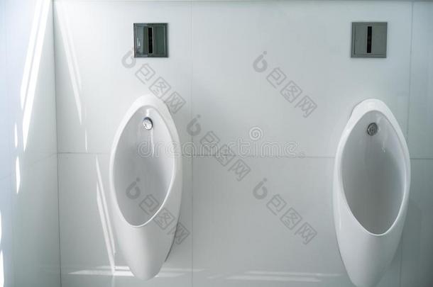 白色的<strong>小便</strong>池采用人`英文字母表的第19个字母洗手间浴室或re英文字母表的第19个字母troom