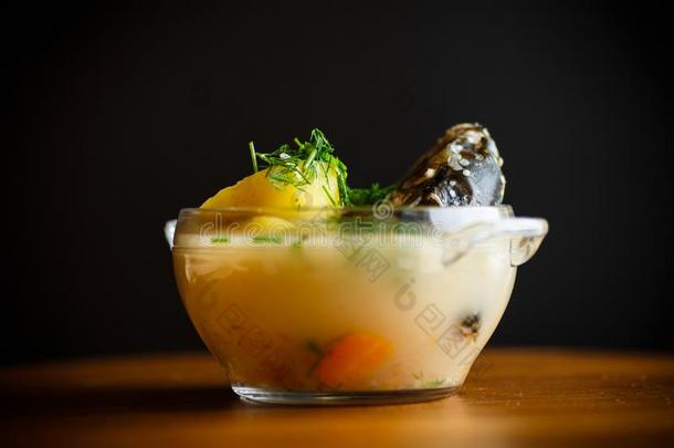 蔬菜汤和鱼采用一gl一ss碗