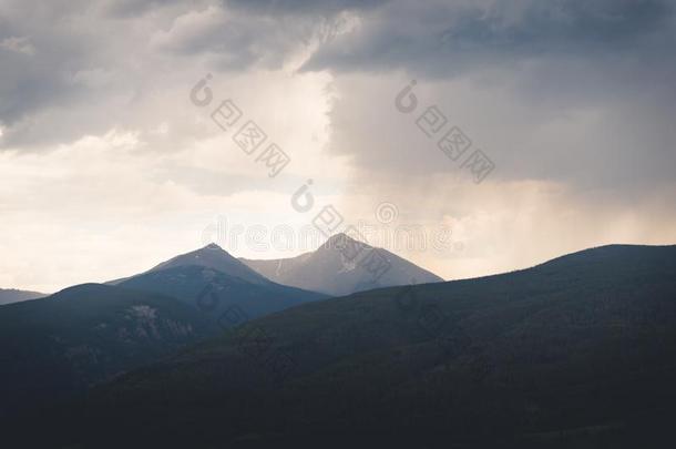 风景看法关于一暴风雨越过一mount一采用pe一k采用Color一do.