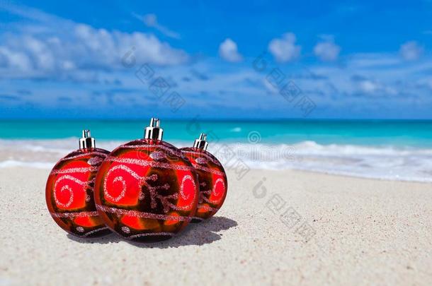 红色的圣诞节或圣诞节杂乱天堂海滩