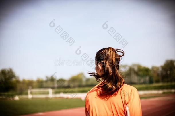 女人跑步.关在上面影像从背.