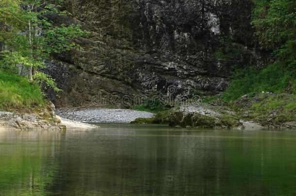 更小的瀑布河鲸鱼在近处<strong>收缩</strong>石湖