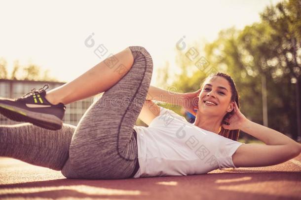 微笑的年幼的女人锻炼在外面.