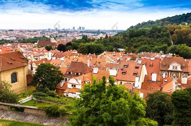 老的城镇建筑学和红色的屋顶采用布拉格,捷克人共和国.