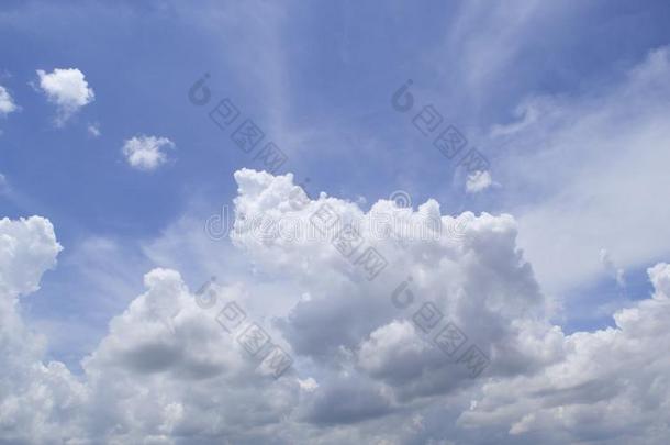 白色的多云的背景和蓝色天和阳光越过指已提到的人人名