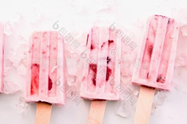 行关于健康的新鲜的草莓冷冻的<strong>冰棍</strong>
