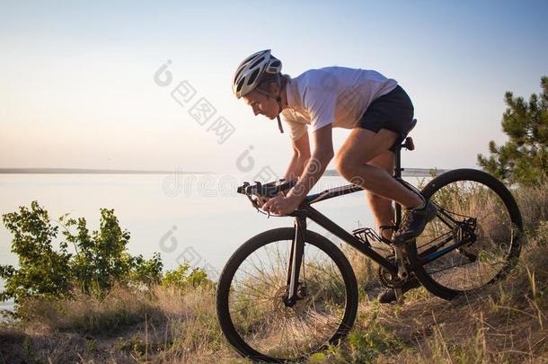 自行车骑手在户外采用夏时间