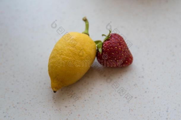 柠檬和草莓-交叉的影像