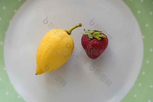 柠檬和草莓向指已提到的人盘子