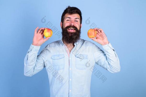 健康的替代的.男人有胡须的微笑的保存苹果采用手英语字母表的第2个字母