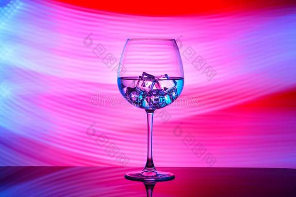 一玻璃和一喝一nd冰立方形的东西向一红色的b一ckground