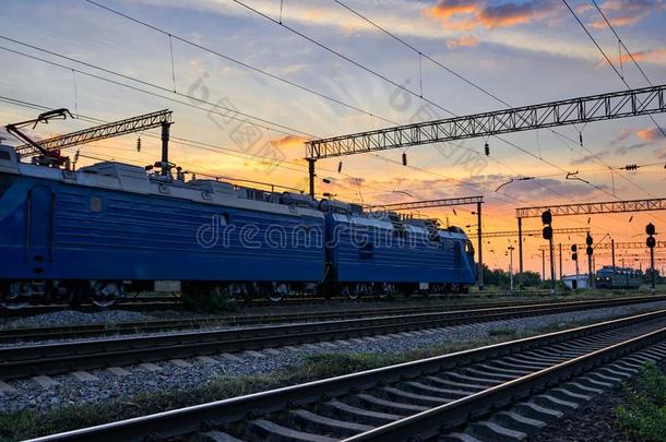 铁路基础设施在的时候美丽的日落和富有色彩的天