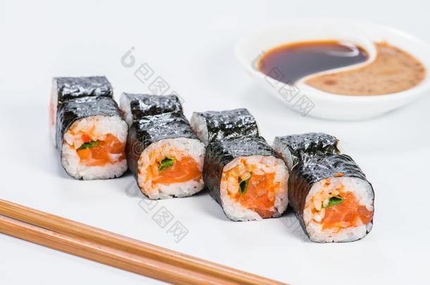 新鲜的美味的日本人寿司和鲑鱼