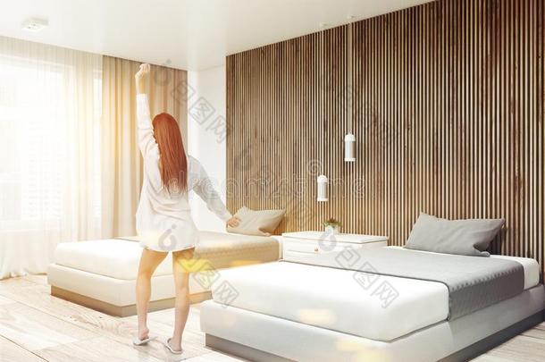 白色的和木材旅馆套件角落,两个bedrooms卧室,女人