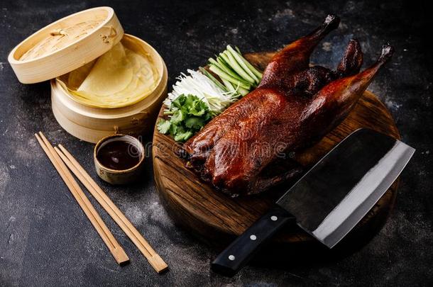 北京的旧称鸭子放置和海辛调味汁,黄瓜和烙饼
