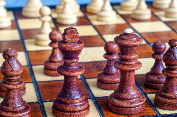 颜色照片关于棋板和棋一件,木制的棋一件