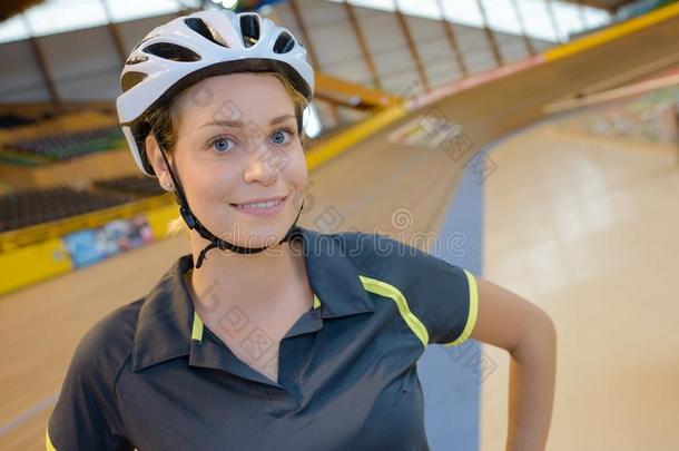 骑自行车的人使摆姿势和微笑的