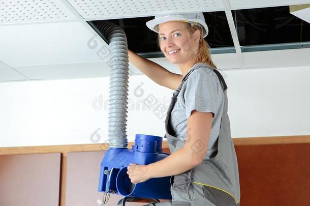 女士试穿空气流通软管进入中屋顶空间