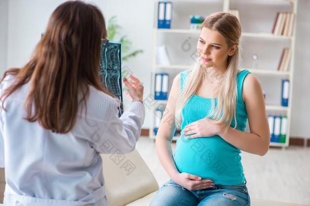 指已提到的人怀孕的女人在有规律的怀孕检查-在上面