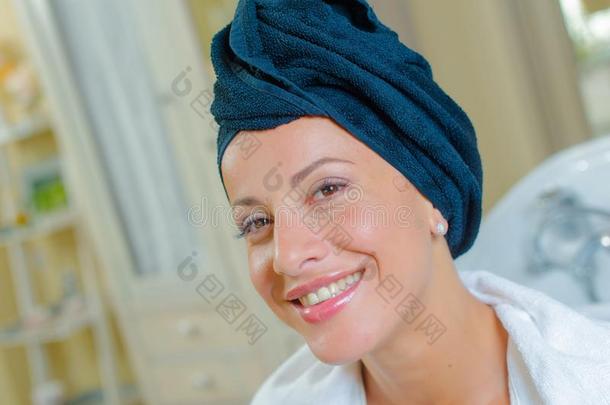 年幼的女人和<strong>头巾</strong>头发