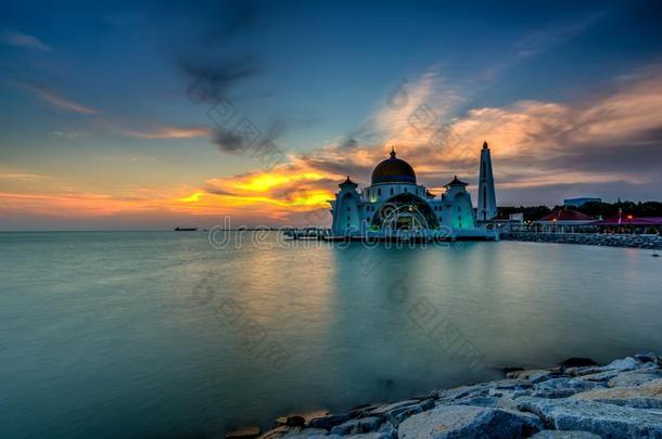 美丽的日落越过指已提到的人宏伟的清真寺,用马六甲白藤做的困境蚊子