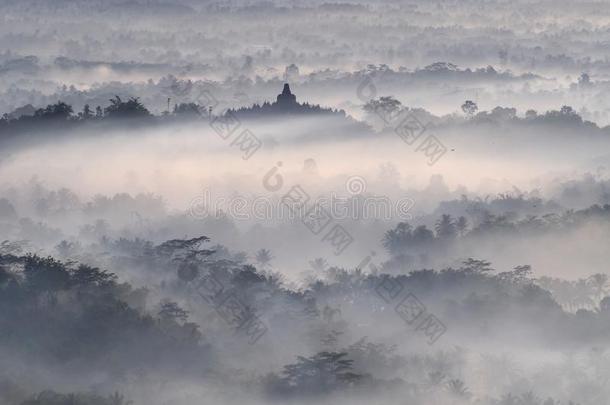 婆罗浮屠）生活片断的复杂石雕）庙采用一be一utiful有雾的日出