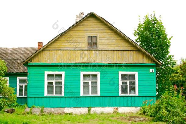 传统的绿色的和黄色的木制的卡拉伊姆房屋和num.三风