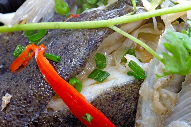 中国人烹饪â蒸熟的大菱鲆和红色的胡椒和cori和er